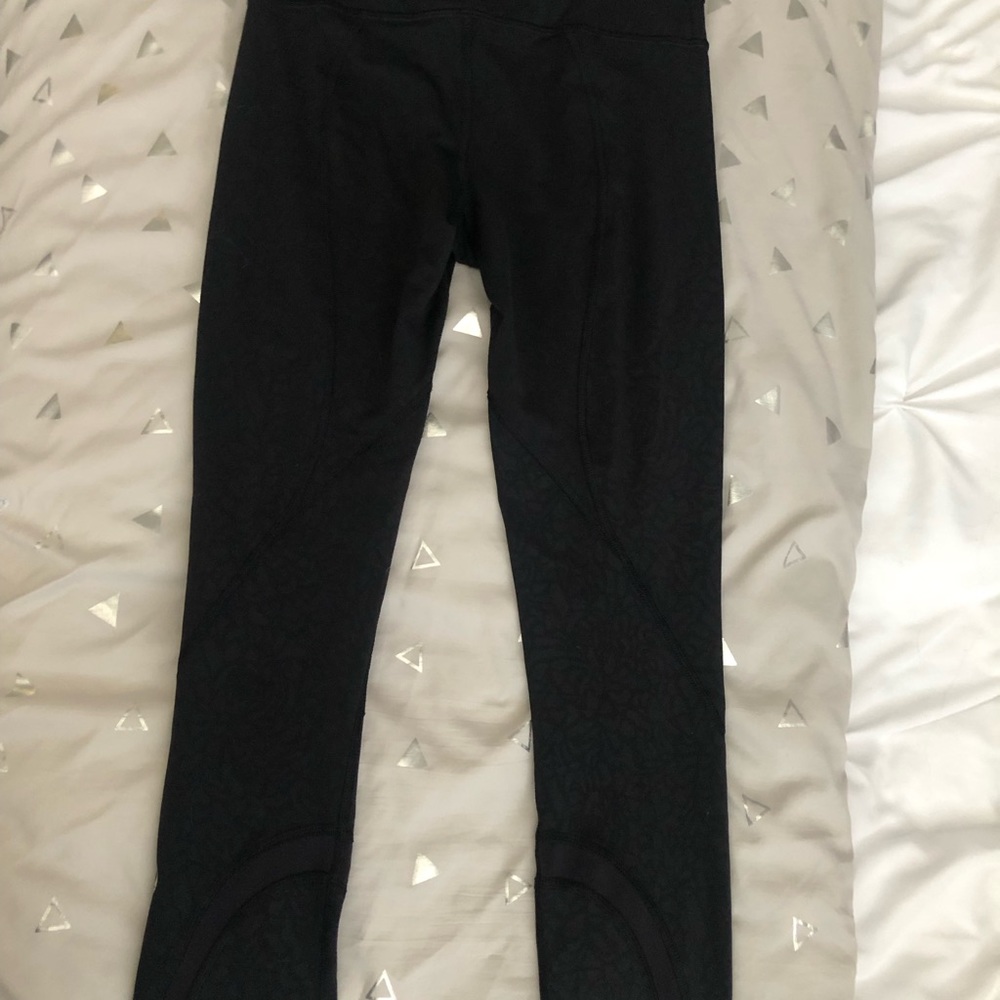 I am selling these super cute capri leggings from Lululemon!